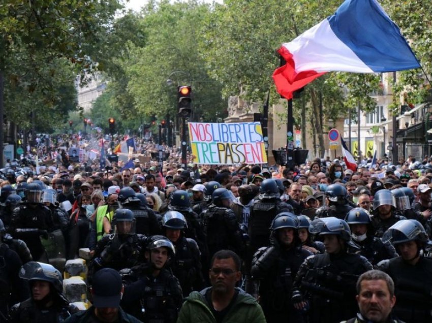 Vijojnë protestat masive në Francë kundër vaksinimit me detyrim