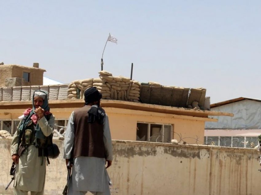 Militantët talibanë fillojnë të hyjnë në Kabul