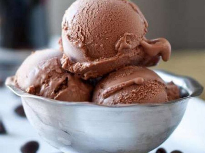Ja si të përgatisni akullore me çokollatë, në shtëpi!