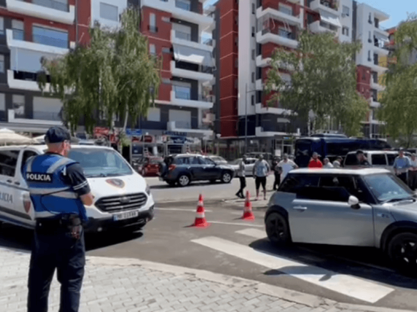 Makina merr përpara vajzën e re tek vijat e bardha në Korçë, plagosen burrë e grua në Berat