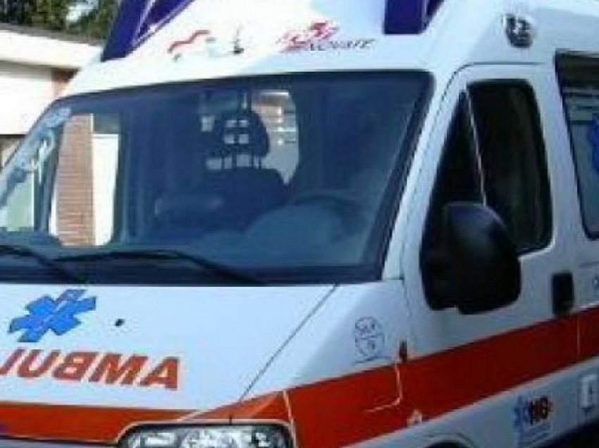 Makina përplas motoçikletën, plagoset 77-vjeçari, në Cërrik