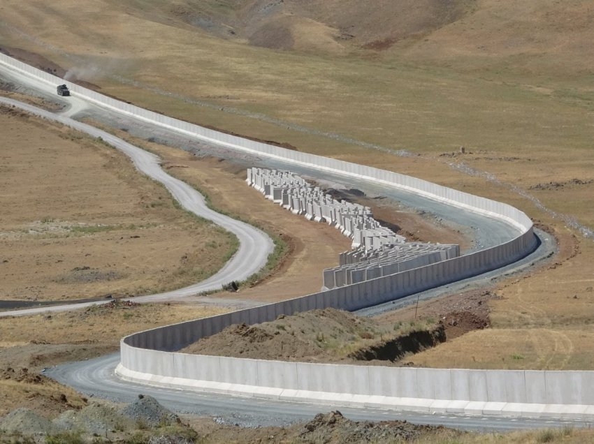 Turqia ndërton mur kufitar me Iranin