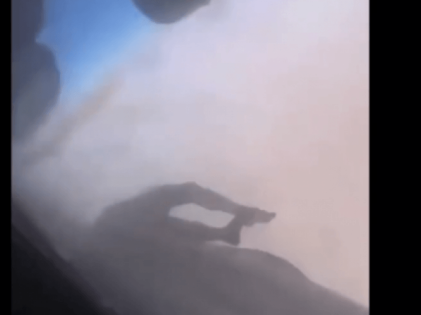 Shihet në krahët e avionit ushtarak trupi i një afgani të vdekur