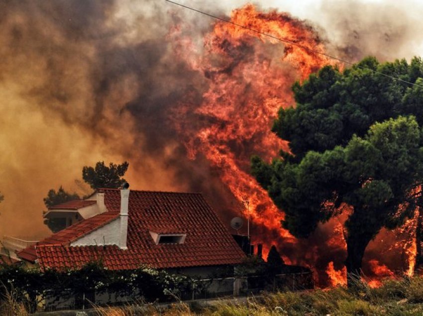 Shpërthejnë dy vatra të reja zjarri afër Athinës, evakuohen banorët