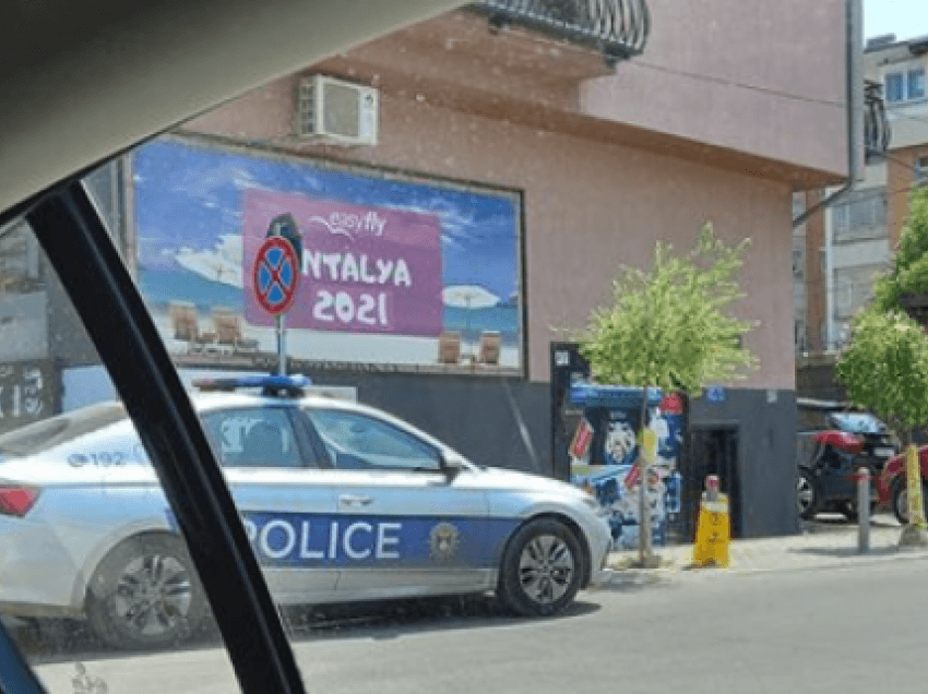 Policët parkojnë veturën në vend të gabuar në Prishtinë