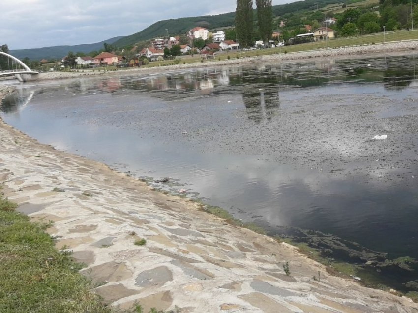 11-vjeçari bie në liqenin akumulues në Mitrovicë, nxirret nga uji në gjendje të përkeqësuar