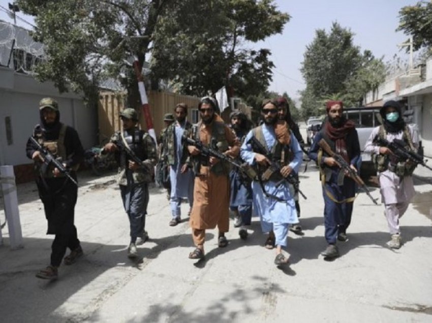 ​Talibanët pengojnë me forcë eksodin masiv nga Afganistani