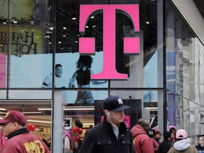 T-Mobile thotë se hakerët kanë vjedhur rreth 7.8 milionë të dhëna personale të klientëve me kontratë