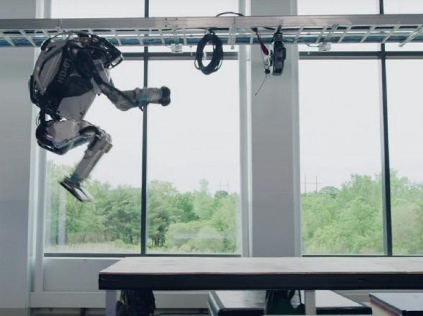 Boston Dynamics vazhdon të befasojë: Shihni se si robotët e saj kryejnë “stërvitje akrobatike”