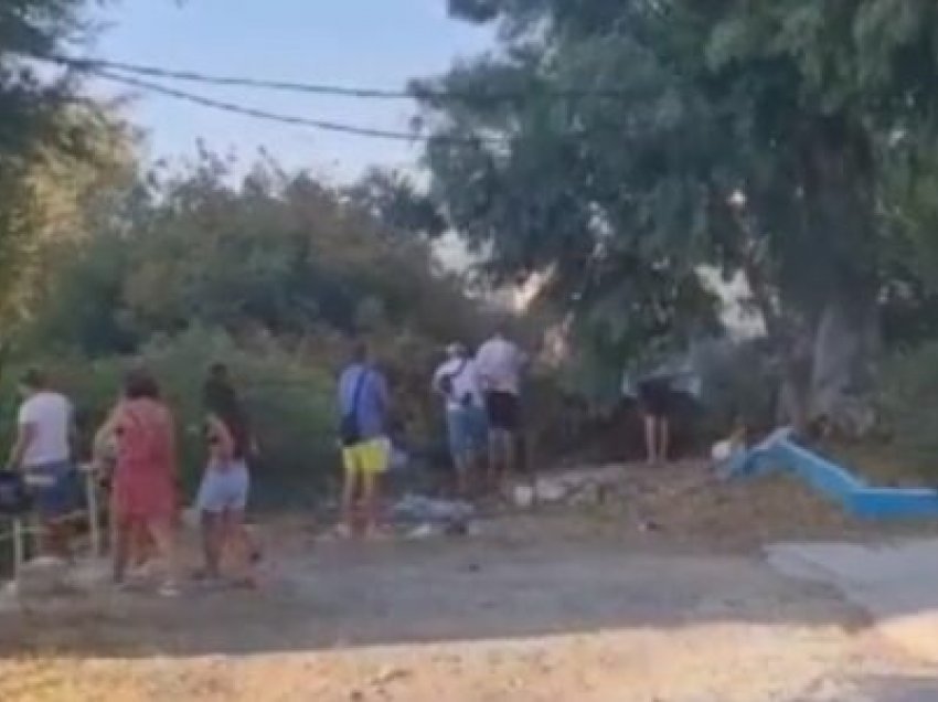 Zjarri në bregdetin shqiptar frikëson pushuesit, braktisin hotelet dhe dalin me çanta në rrugë 
