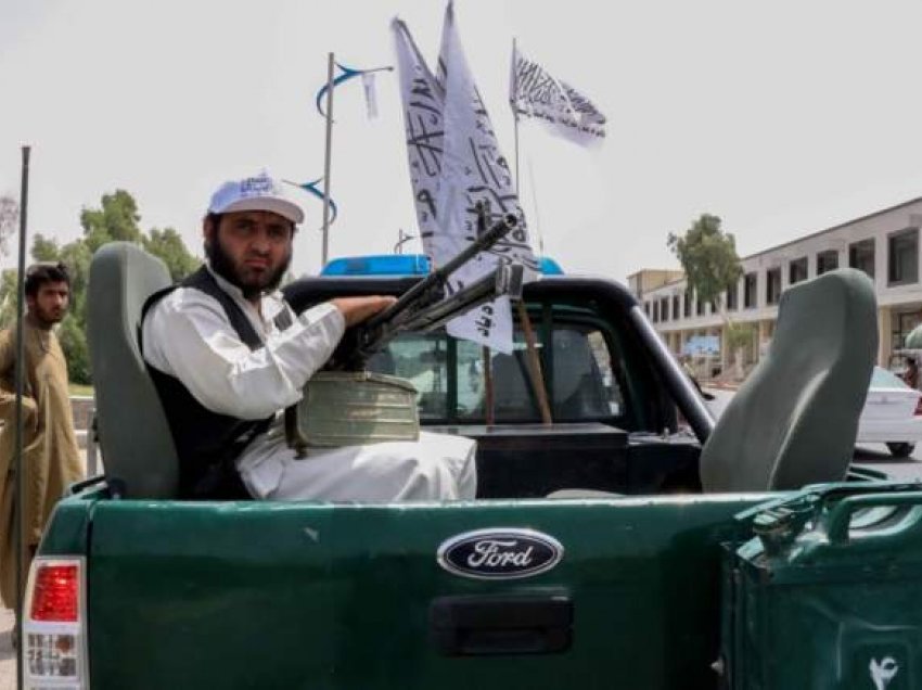 BBC: Talibanët po “gjuajnë derë më derë”