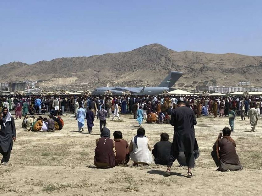 Kongresisti: Ambasada amerikane shkatërroi pasaportat e afganëve para largimit nga Kabuli