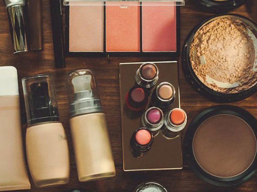 Katër produktet kozmetike që duhet t’i hidhni menjëherë