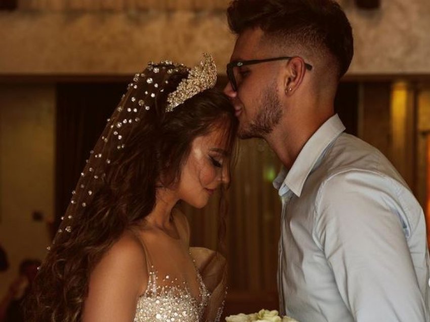 Këngëtari shqiptar këngë befasi për motrën në ditën e martesës