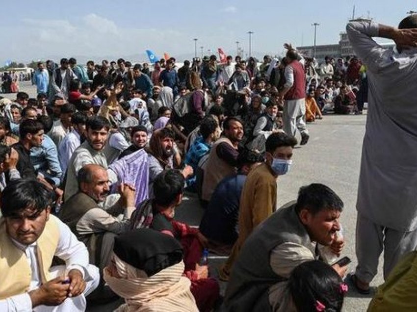 Zhvillime dramatike në aeroportin e Kabulit: Jashtë i pret një situatë më keq se sa vdekja