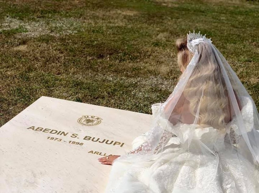 Prekëse, vajza viziton varrin e babait dëshmor në ditën e martesës