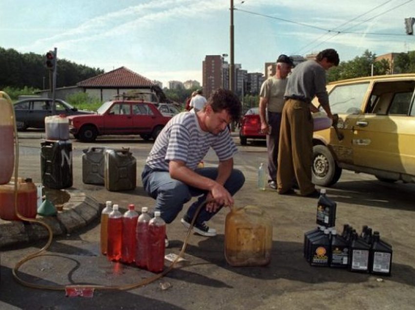Rikthehet trendi i viteve të 90-ta në Serbi, hajnat po u vjedhin karburantin veturave në Beograd