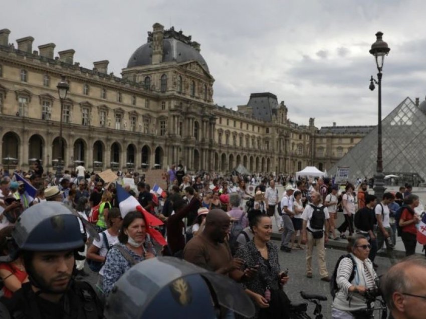 Francezët vazhdojnë protestat kundër pasaportave të vaksinimit