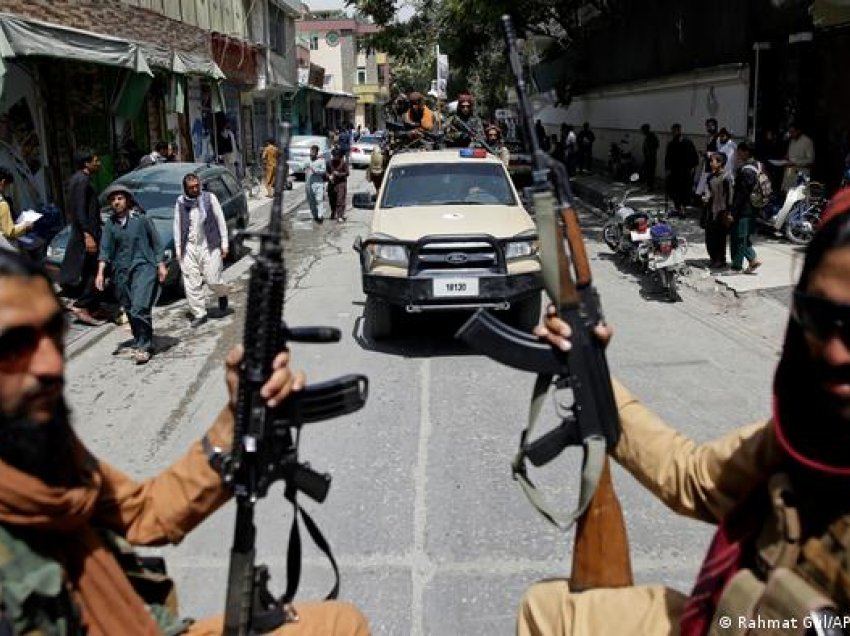 Talibanët po shkojnë derë më derë për të gjetur “kolaboratorët”