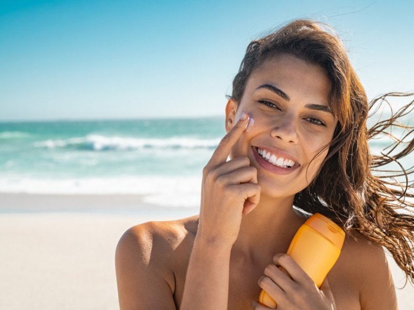 Ja disa këshilla si të kujdesimi për lëkurën pas plazhit