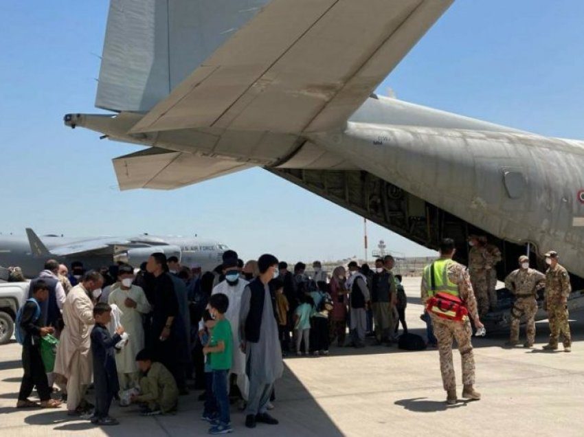 Mbërrijnë në aeroportin e Fiumicinos në Itali 211 afganë të tjerë të evakuuar