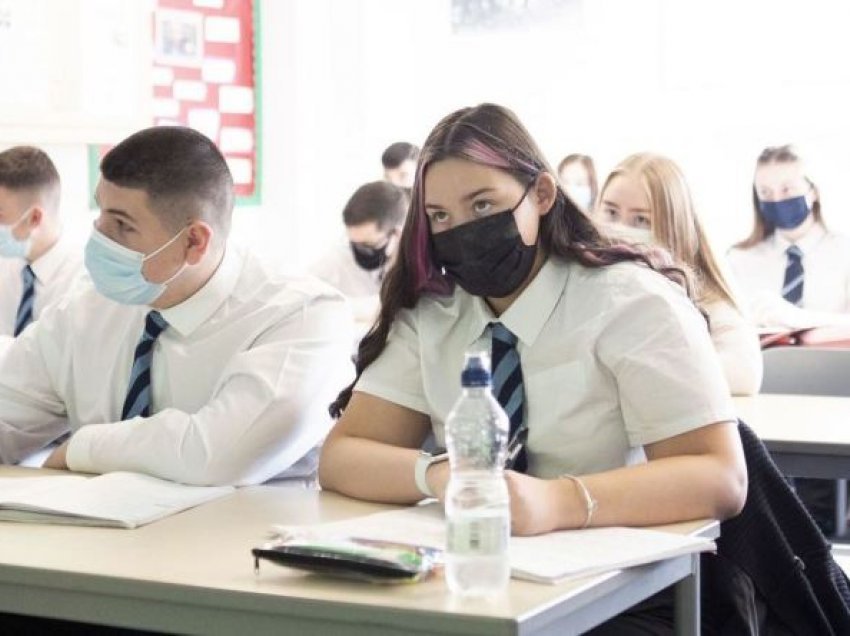 Kërkohet testimi i nxënësve, hapja e shkollave të mesme në Angli do të shtyhet për një javë