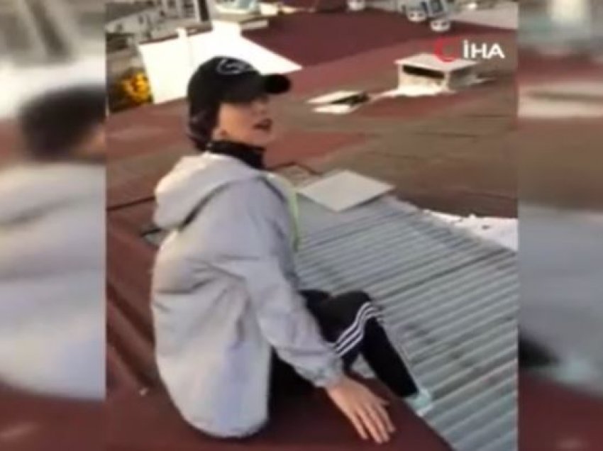 Publikohen pamjet e momentit tragjik/ Vajza mundohet të realizojë një video për TikTok, por bie nga çatia dhe vdes 