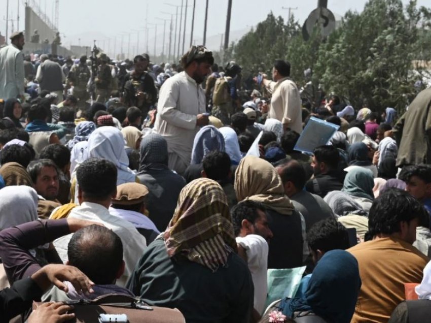 Rel/ Shtatë persona vdesin në turmat e krijuara jashtë Aeroportit të Kabulit