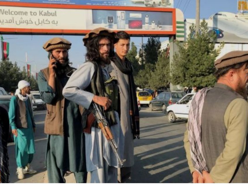 Talibanët me të shtëna në ajër mundohen t’i kontrollojnë turmat e njerëzve jashtë aeroportit 