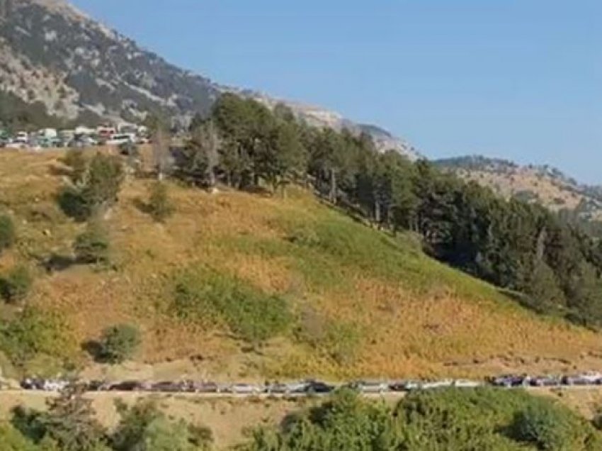 Pelegrinazhi në Malin e Tomorrit, qarkullimi i makinave i bllokuar prej më shumë se 8 orësh