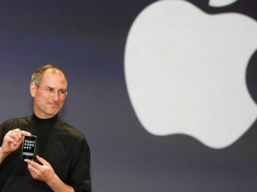 Manuali me nënshkrimin e Steve Jobs u shit për 800 mijë dollarë