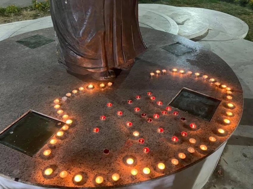 Edhe në Gjakovë ndizen qirinj për 18 vjeçaren e vrarë