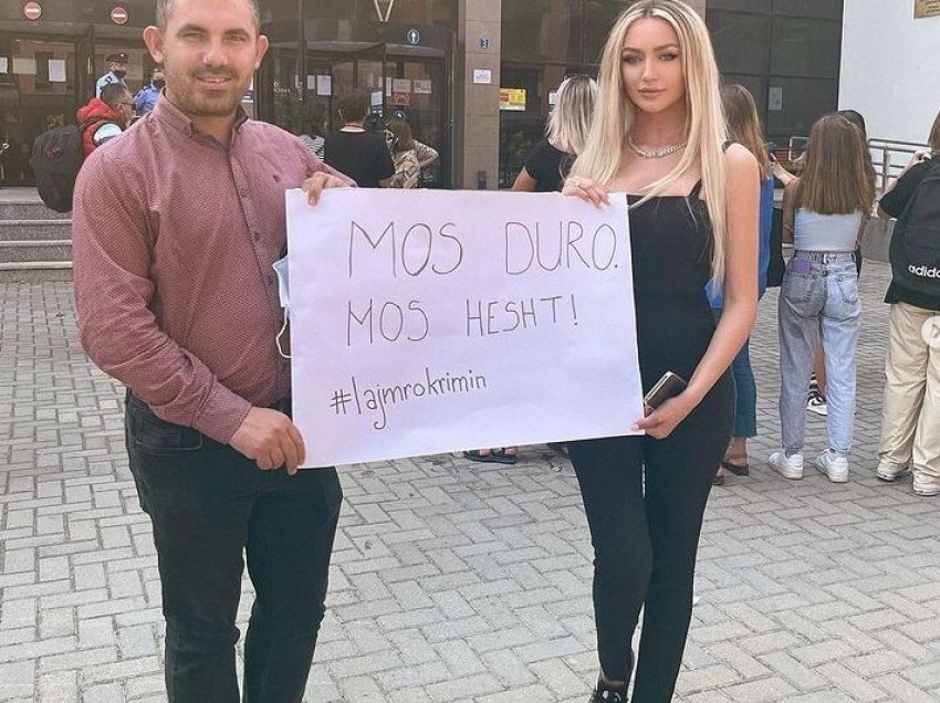 ‘Miss Universe Kosova’ e pranishme në protestën e organizuar për vrasjen e 18-vjeçares