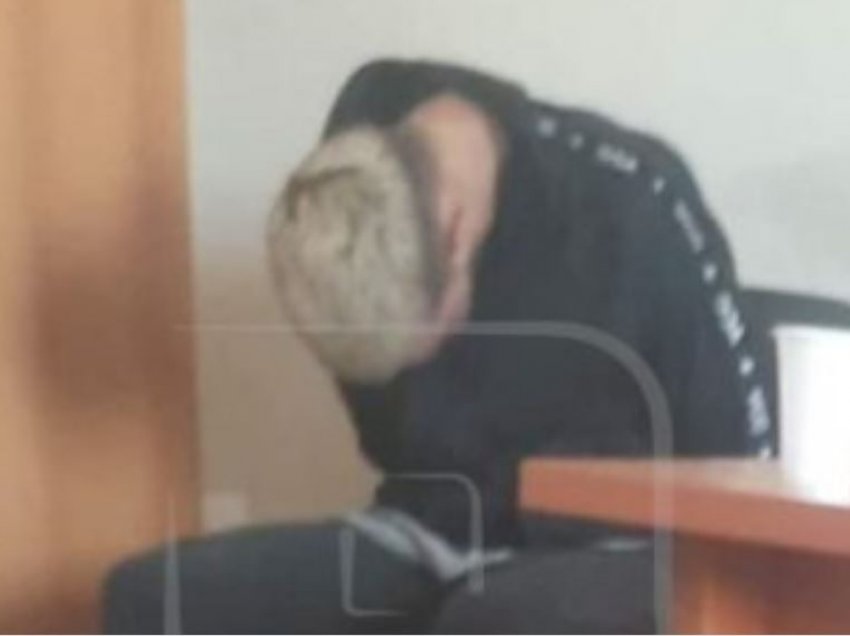 Dalin pamjet, Dardan Krivaqa me duar të lidhura brenda stacionit policor