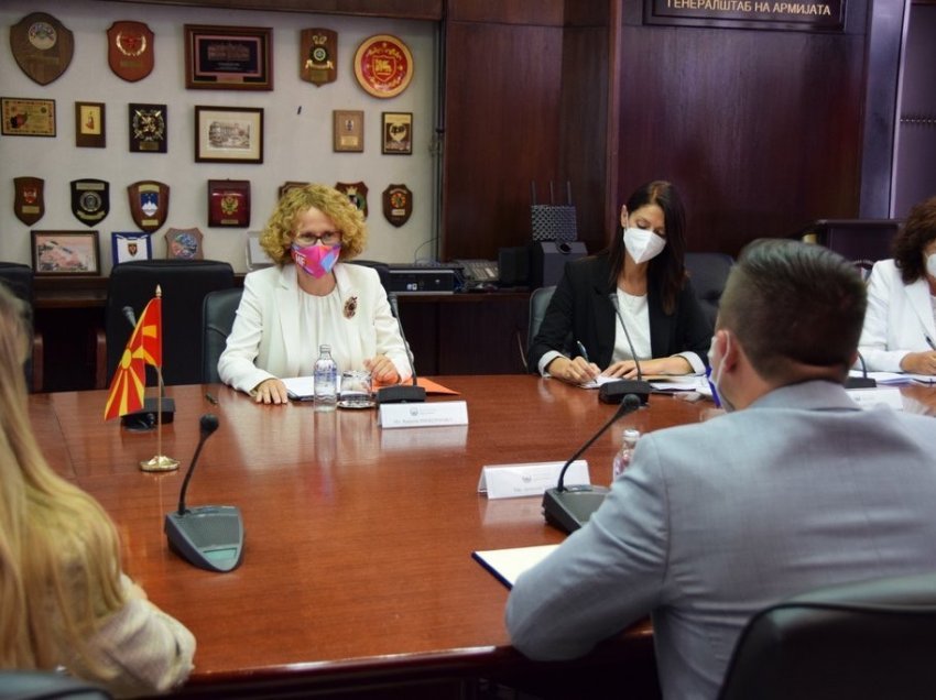 Mehaj pritet me nderimet më të larta ushtarake nga ministrja e Mbrojtjes e Maqedonisë së Veriut