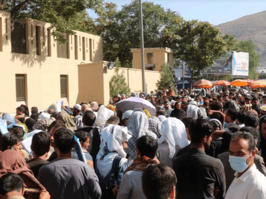 Mbi 10,000 njerëz presin evakuimin në aeroportin e Kabulit