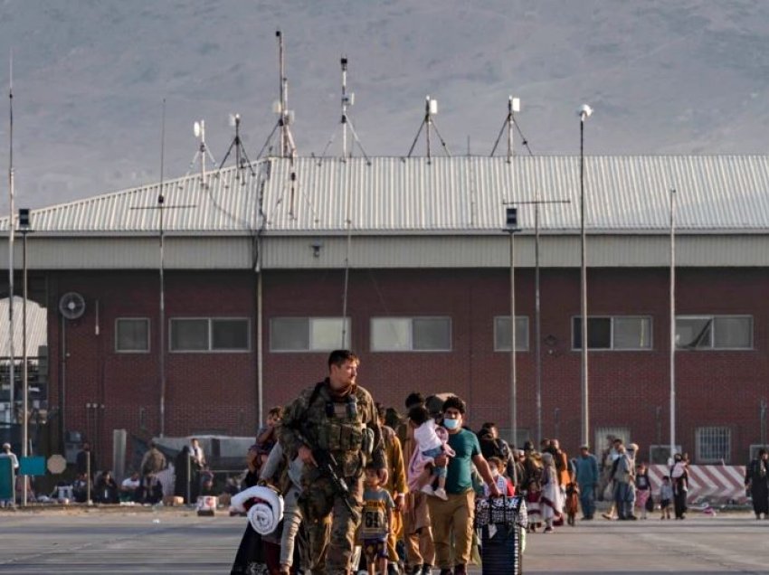 Mijëra afganë ende presin evakuimin nga Aeroporti i Kabulit