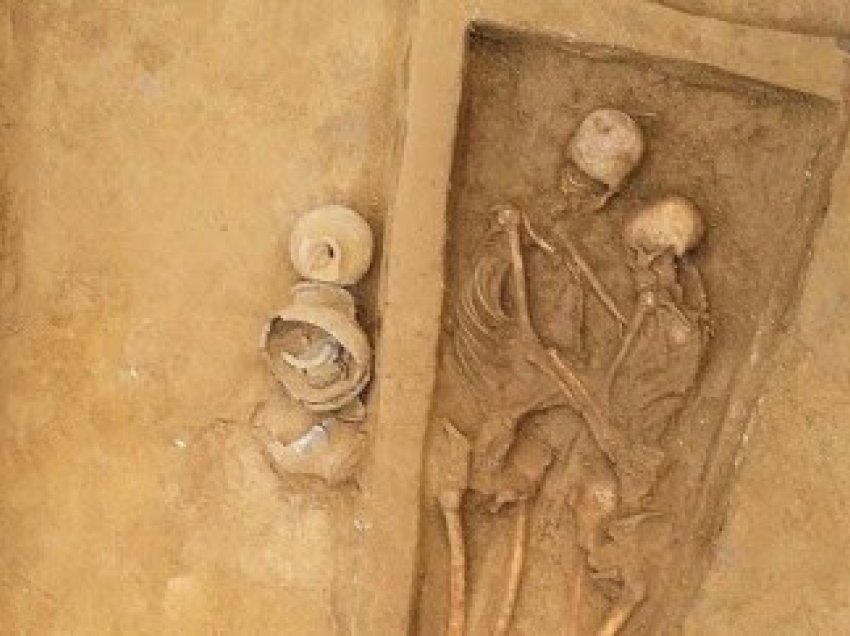 Përqafimi i përjetshëm: Eshtrat e dashnorëve 1.500-vjeçar u zbuluan në Kinë