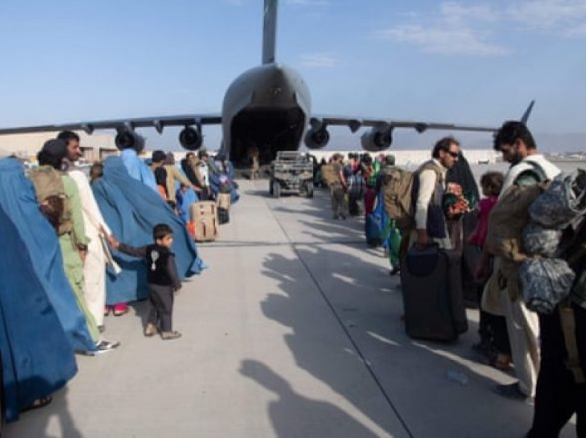 Aeroplani italian që transportonte afganë nga Kabuli sulmohet me armë zjarri