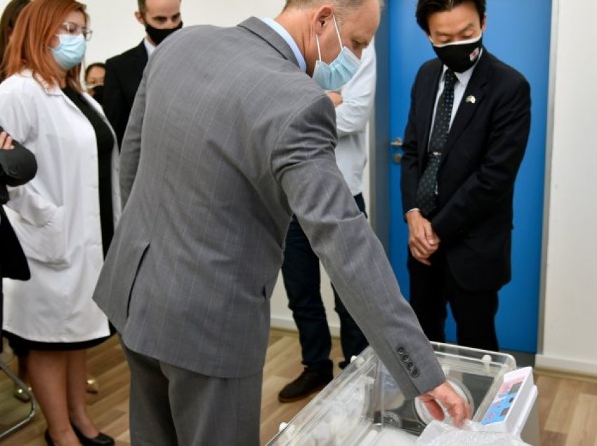 Japonia dhuroi një donacion me pajisje mjekësore për SHSKUK-në