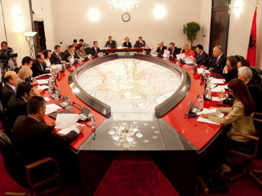 “Darka e fundit” / Rama mbledh ministrat e deputetët në largim