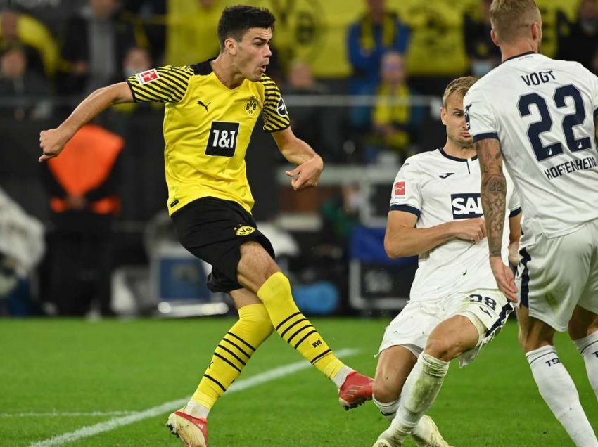 Dortmundi fiton sfidën dramatike, përkohësisht në krye të tabelës 