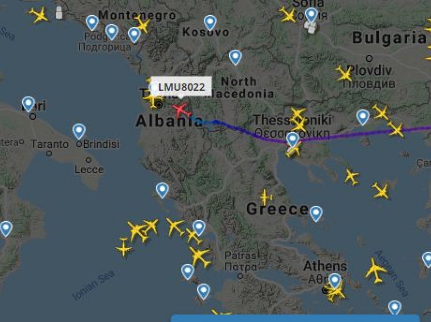 Gjurmët e avionit që solli afganët në Shqipëri, ku u ndalua fillimisht dhe zbritja në Rinas