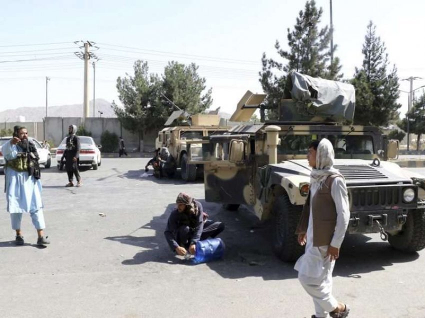 Talebanët dërgojnë forca shtesë rreth aeroportit të Kabulit