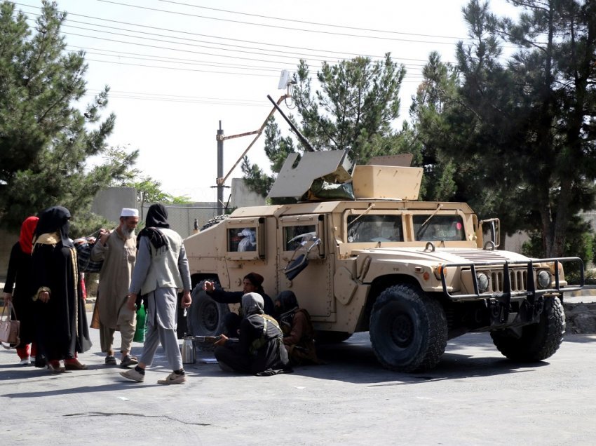 Rikthehet frika/ Ambasada e SHBA në Kabul, thirrje amerikanëve: Mos shkoni në aeroport!