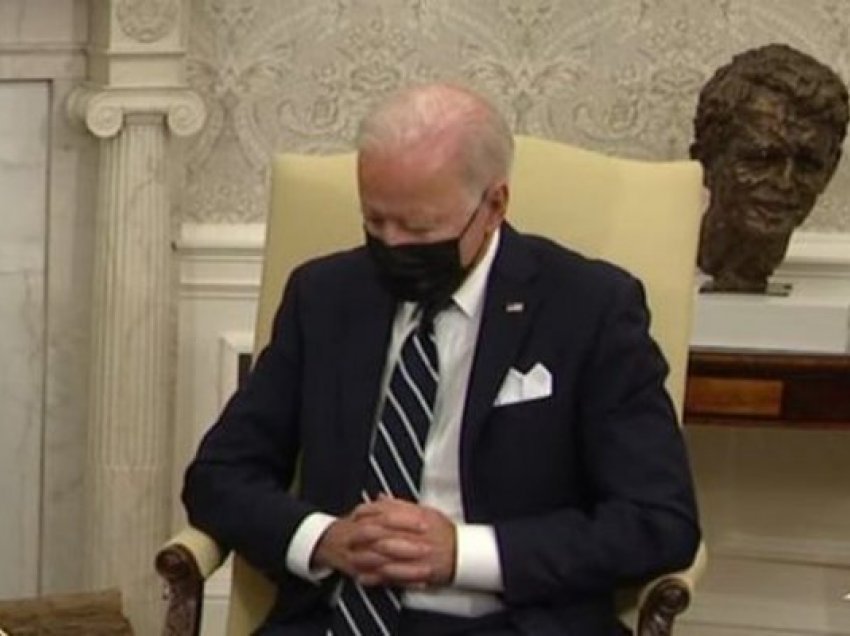 Joe Biden kapet në një moment të sikletshëm gjatë takimit në Shtëpinë e Bardhë