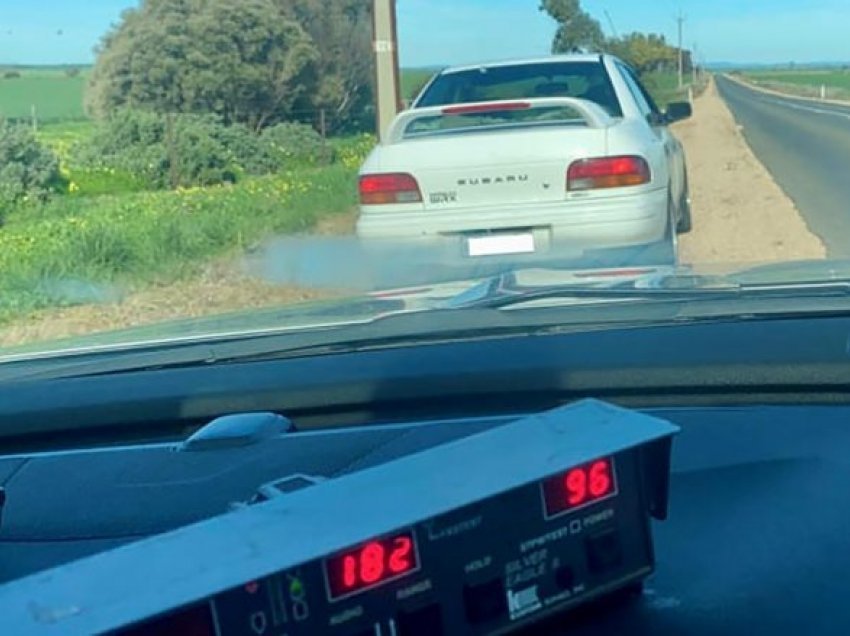 Një 80-vjeçar në Australi me Subaru-n e tij po voziste ‘dyfish’ nga shpejtësia e lejuar, ndalohet nga policia