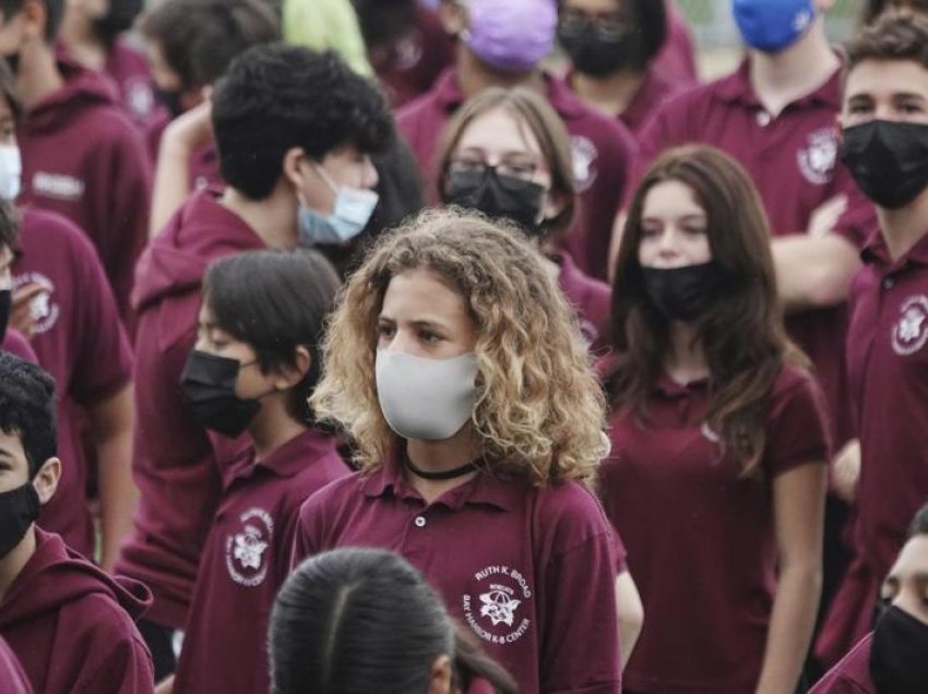 Debati për maska në SHBA kalon nga bordet e shkollave në sallat e gjyqit