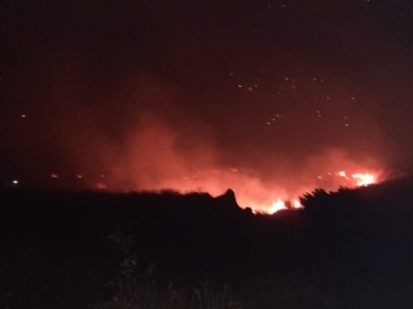 Masivi pyjor në Kallmet përfshihet nga zjarri