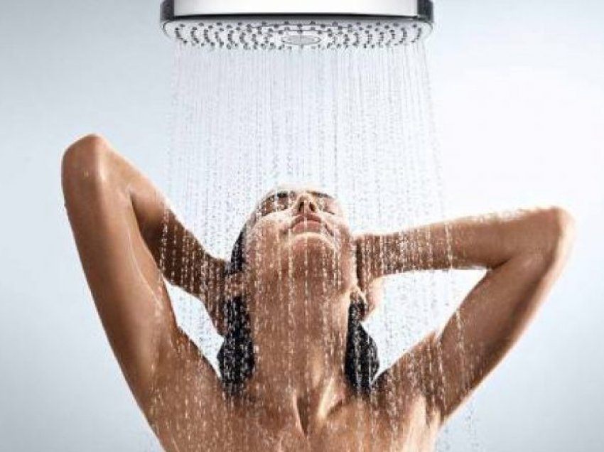 Pse nuk duhet ta lani fytyrën gjatë dushit?